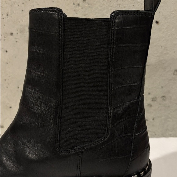 Like New Vince Camuto Meendey Black Leather Croc-Embossed Chelsea Boots-Size 7.5 - Picture 7 of 11